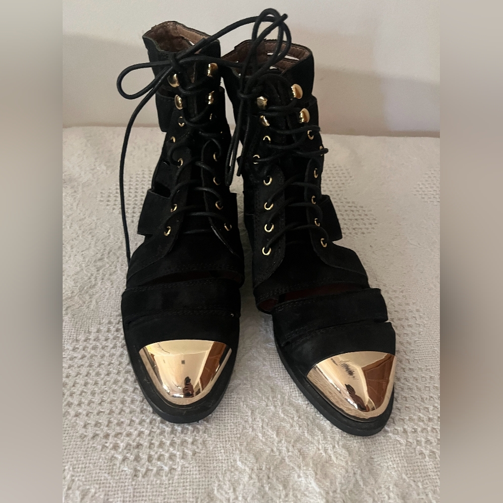 Jeffrey Cambell gladiator black and gold lace up Sandals size 7.5